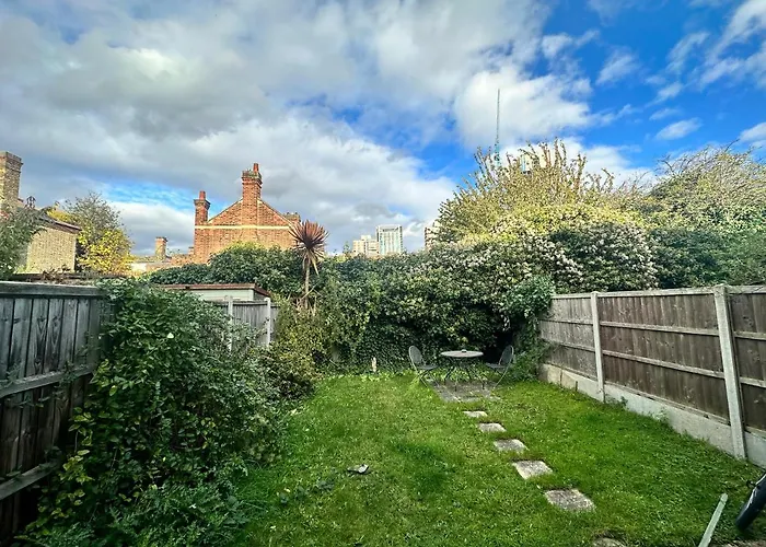 3 Bedroom House 2 Stops From London Bridge