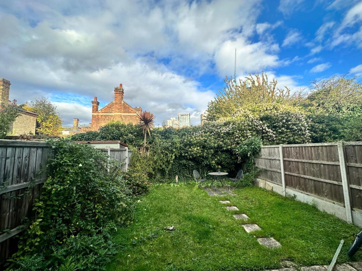 3 Bedroom House 2 Stops From Bridge Londen
