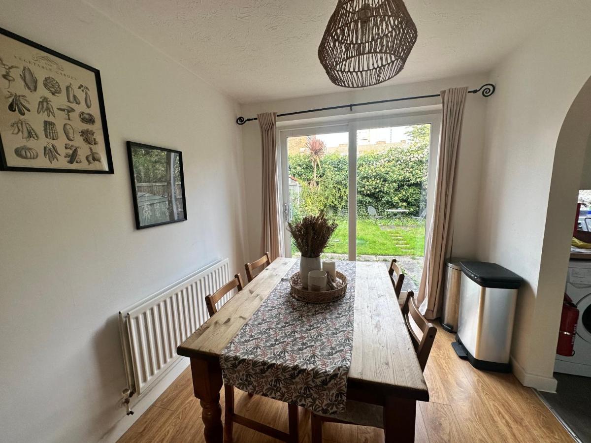3 Bedroom House 2 Stops From Bridge Londen