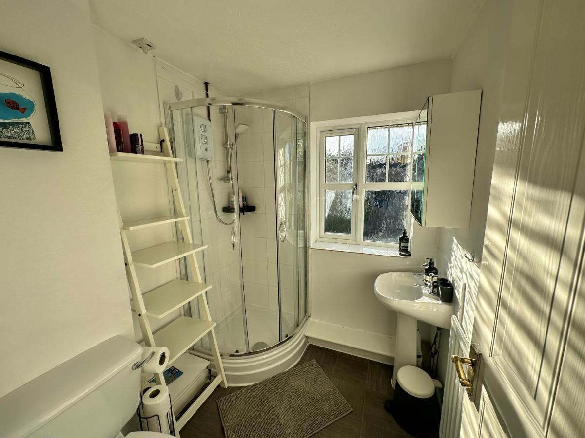 3 Bedroom House 2 Stops From Bridge Vakantiehuis *